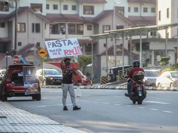 PENIAGA JALANAN MEMBUAT KELAINAN DALAM MELARISKAN MAKANAN