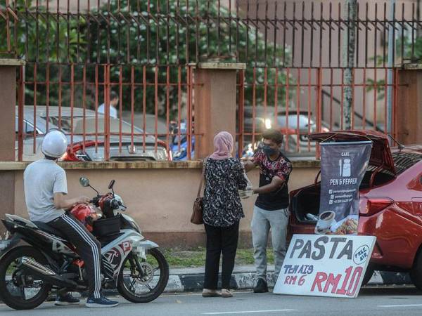 PENIAGA JALANAN MEMBUAT KELAINAN DALAM MELARISKAN MAKANAN
