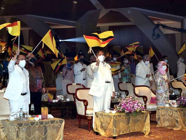 Ketua Menteri Sarawak Datuk Patinggi Abang Johari Tun Openg (berdiri, tengah) mengibarkan bendera Sarawak bersama para kabinet Negeri pada Sambutan Hari Sarawak 2021 di Kompleks Dewan Undangan Negeri (DUN) Sarawak hari ini.