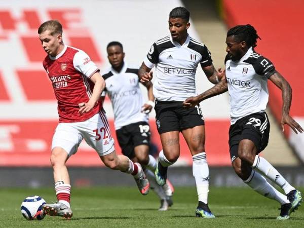 Aksi bertenaga Smith Rowe (kiri) ketika berdepan Fulham dalam perlawanan liga di Stadium Emirates, London pada musim lalu. - Foto AFP