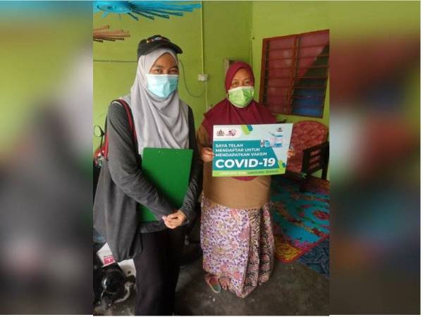 Seorang sukarelawan membantu penduduk dalam Program Pendaftaran Vaksinasi Covid-19 Southern Volunteers dengan kerjasama MBJB yang dijalankan di Pangsapuri Aman Larkin, Apartment Larkin Idaman dan Taman Mutiara Emas, Johor Bahru pada Khamis.