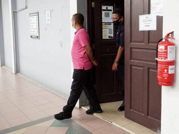 Tertuduh mengaku tidak bersalah di Mahkamah Sesyen Ipoh pada Jumaat atas tuduhan merogol seorang wanita yang juga penghuni pusat berkenaan, Oktober tahun lalu.