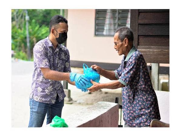 Sumbangan daging ayam dari rumah ke rumah dilaksanakan sempena Aidiladha baru-baru ini.