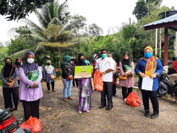 Abdul Karim (depan, dua kanan) bersama bakul makanan sumbangan persatuan itu kepada penerima terpilih.