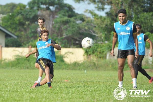 Pemain Kelantan FC giat menjalani latihan sebagai persiapan mengharungi baki saingan Liga Premier. -Foto TRW Kelantan FC