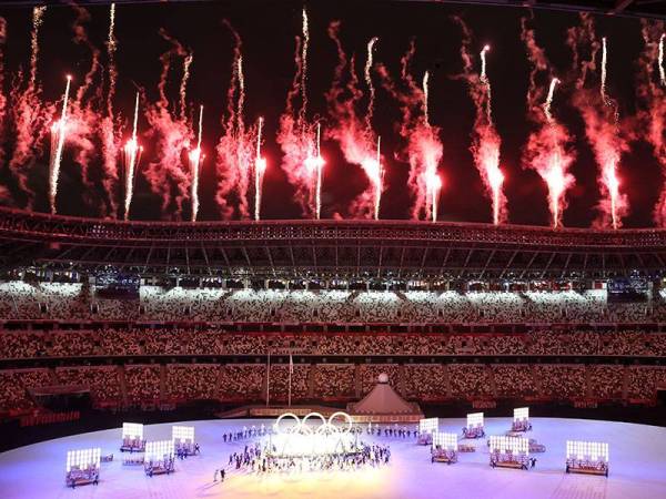 Sukan Olimpik Tokyo 2020 akhirnya menyingkap tirai hari ini dalam stadium berkapasiti 68,000 tempat duduk yang hampir kosong selepas ditangguhkan setahun. -Foto: EPA