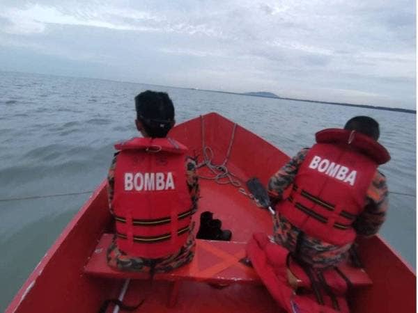 Pihak bomba membuat pencarian di pesisir pantai dan membuka pos kawalan di lokasi.