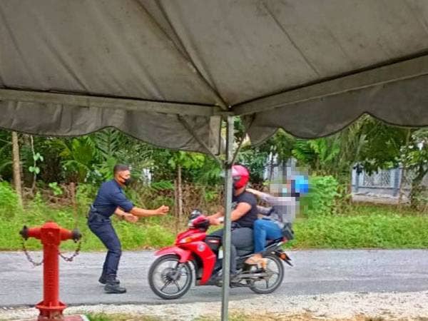 Sepasang kekasih dicekup polis selepas bertindak merempuh SJR di lokaliti PKPD Gong Jering, Pasir Puteh pada Jumaat.