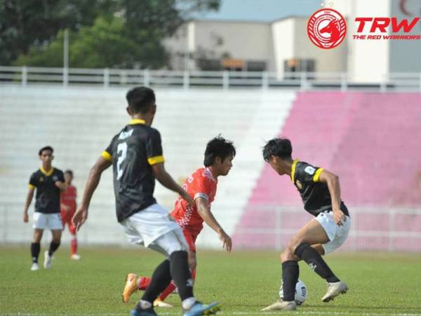 Pemain Kelantan (tengah) cuba melepasi kawalan pemain Skuad Projek FAM-MSN pada aksi Liga Primier di Stadium Sultan Muhammad IV, Kota Bharu.