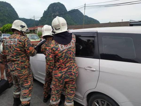 Bomba mengambil masa kira-kira tiga minit untuk membuka pintu kenderaan itu sebelum menyerahkan tiga beradik yang terperangkap kepada ibu mereka.