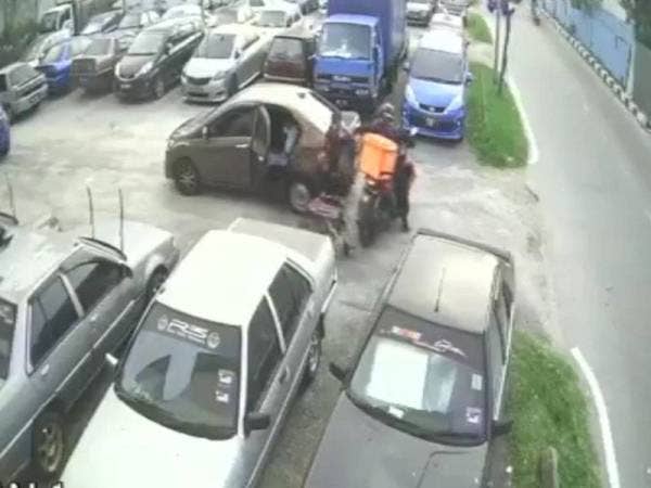 Kejadian yang dirakam menerusi kamera litar tertutup (CCTV) di sebuah flat di Selayang Makmur, Batu Caves, Gombak menjadi tular di Facebook.