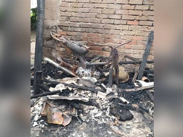 Motosikal tinggal sisa kerangka selepas terbakar dalam kejadian di Kampung Paya Teratai, Bachok pada Sabtu.