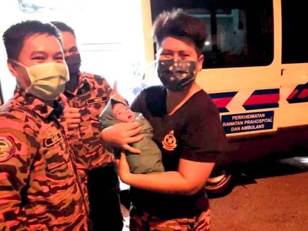 Norsyuhadah (kanan) mendukung bayi yang lahir dalam BBP Kota Anggerik pada Sabtu.