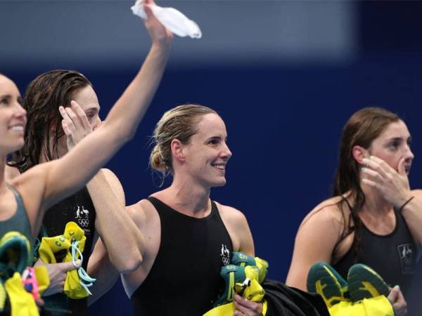 Skuad renang wanita Australia memadamkan rekod dunia yang dipegang mereka sendiri selepas memenangi emas acara 4X100 meter gaya bebas di Sukan Olimpik Tokyo. - Foto: Xinhua