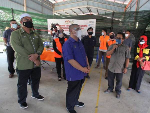 Saarani mendengar taklimat diberikan Pegawai Daerah Kerian, Mohd Sabli Bakri ketika lawatannya ke PKTK PKPD di Kampung Tersusun Pondok Tanjung dan Kampung Lubuk Binjai di sini pada Ahad.