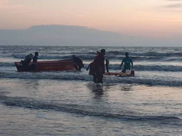 Operasi mencari mangsa dilakukan anggota BBP Kimanis sebaik menerima panggilan seorang mangsa dikhuatiri lemas di muara Sungai Benoni, Papar.