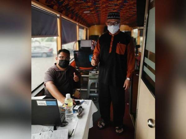 Timbalan Pengerusi Jawatankuasa Masjid Al-Fateh, Zakaria Zainol (kanan) meninjau sesi menderma darah pada Program Derma Darah Al- Fateh dalam kenderaan Unit Derma Darah Bergerak HSB pada Sabtu.