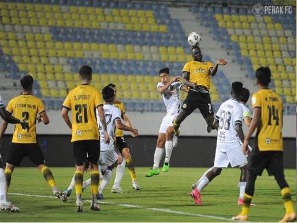 Antara aksi pertemuan Perak FC dan TFC di Stadium Sultan Mizan Zainal Abidin pada Sabtu. - Foto FB Perak FC