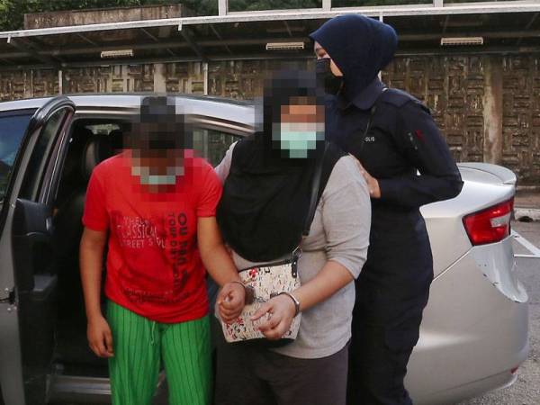 Tertuduh mengaku tidak bersalah di Mahkamah Sesyen Johor Bahru atas pertuduhan mendera dua beradik berusia tiga serta dua tahun, Jun lalu.