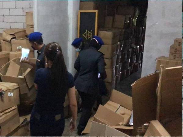 Salah satu premis di sekitar Bandaraya Johor Bahru yang disyaki menjual pelitup muka tiruan dalam serbuan pada Sabtu.