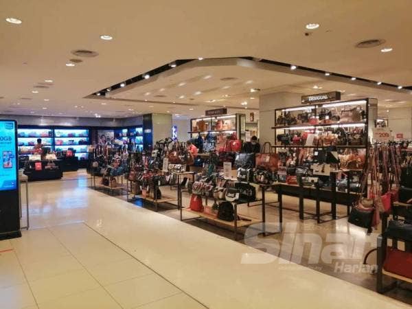 Operator pusat beli-belah dan pengusaha runcit di negara ini berharap hanya pengunjung yang lengkap menerima dua dos suntikan vaksin Covid-19 sahaja dibenarkan masuk ke premis mereka apabila sudah dibenarkan beroperasi nanti. - Gambar hiasan