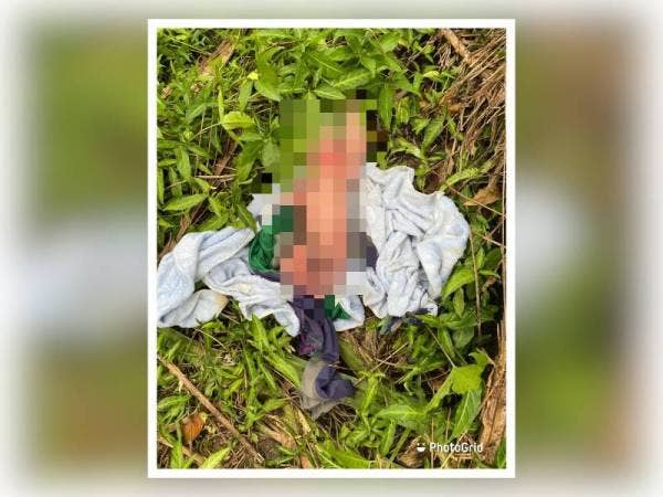 Bayi lelaki yang ditemui di celah pelepah pokok kelapa sawit di Kampung Lahat-Lahat Jalan Tanjung Kapor, Semporna pada Ahad.