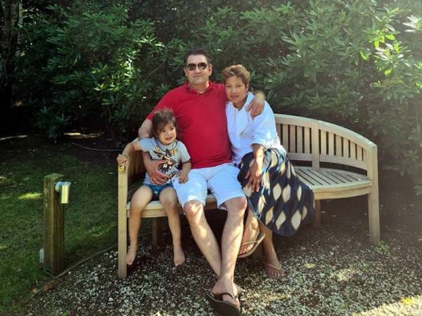 Solehan Manger-Ramli,44, bersama suami yang merupakan warga Amsterdam, Jan-Willem Manger,46, dan anak bongsu mereka Floris Gabriel Manger,3, di kediaman mereka di Rumpt.
- Foto Bernama