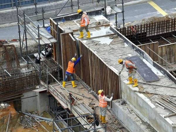 Kerajaan membenarkan sektor pembinaan beroperasi dengan pematuhan SOP yang ketat. (Gambar hiasan)