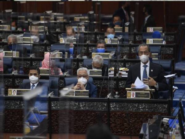 Perdana Menteri Tan Sri Muhyiddin Yassin membentangkan Pelan Pemulihan Negara (PPN) pada sidang khas Dewan Rakyat hari ini. Foto Bernama
