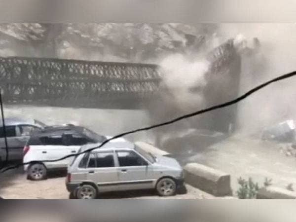 Kejadian berlaku di daerah Kinnaur, wilayah Himachal Pradesh, kira-kira 600 kilometer dari ibu negara New Delhi. - Foto Reuters