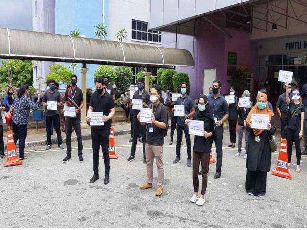 Perhimpunan berlangsung secara aman di Hospital Tuanku Jaafar Seremban pada Isnin.