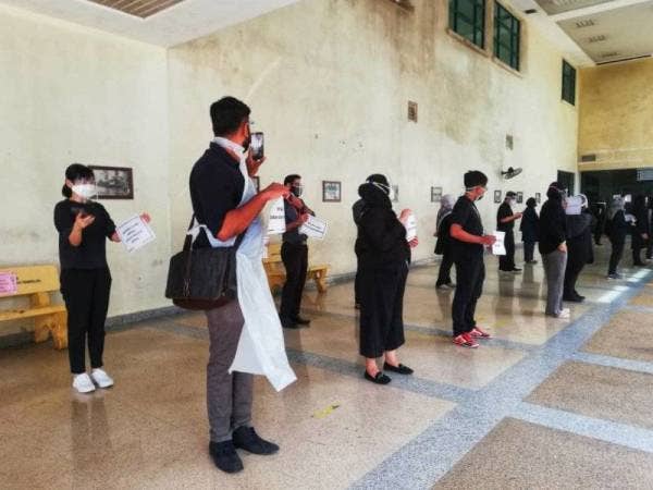 Pegawai perubatan yang menyertai protes kira-kira lima minit di Hoshas pada Isnin.