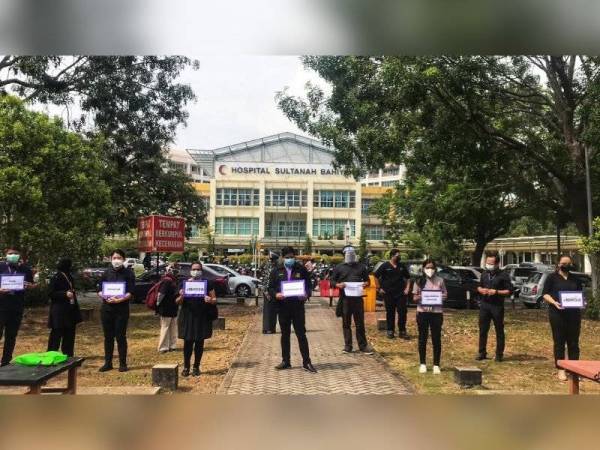 Doktor kontrak bertegas dengan tuntutan mereka iaitu jaminan pelantikan tetap bagi doktor kontrak dan baharu, hak gaji serta kebajikan sama rata dengan doktor tetap, termasuk cuti dan faedah.