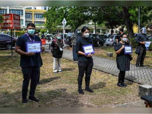 Antara doktor kontrak di HSB yang berkumpul sertai protes hari ini..