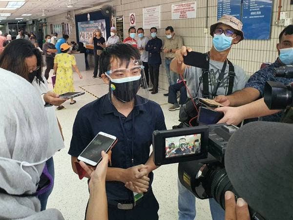 Dr Chew ketika ditemui pemberita di Lobi Hospital Pulau Pinang.