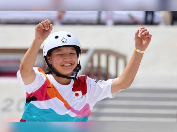 Atlet muda Jepun, Momiji Nishiya lakar sejarah tersendiri menang pingat emas acara papan selaju. - Foto Reuters