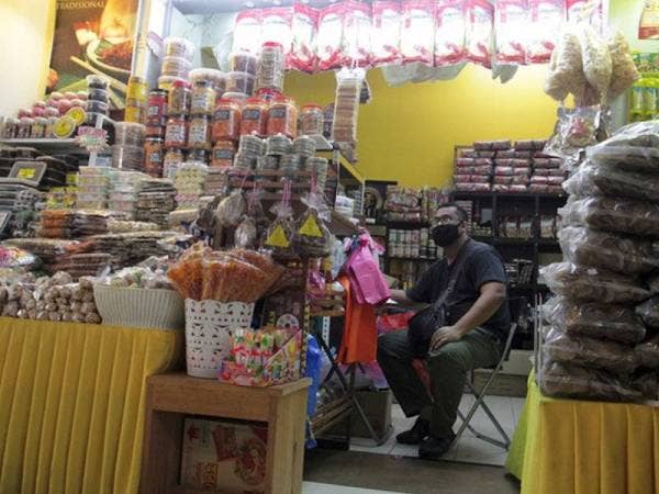 Peniaga terkesan sejak pelaksanaan Perintah Kawalan Pergerakan (PKP) pada Mac tahun lalu sehingga memasuki fasa Pelan Pemulihan Negara (PPN) baru-baru ini. - Foto Bernama