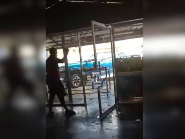 Video tular menunjukkan seorang lelaki sedang mengamuk menggunakan parang dalam kejadian di Sungai Petani pada Ahad.