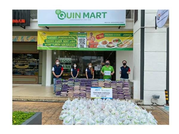 Quinto Group turut menganjurkan food bank di lapan cawangan Quin Mart.