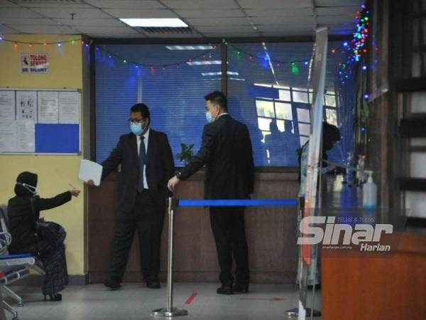 Tertuduh (kanan) ketika di Mahkamah Sesyen Johor Bahru pada Selasa.