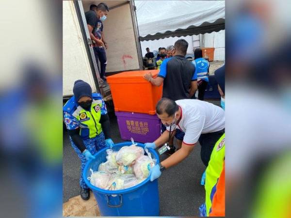 Pek barang basah yang diedarkan kepada penduduk PKPD di Flat Taman Samudera Timur, Ahad lalu.