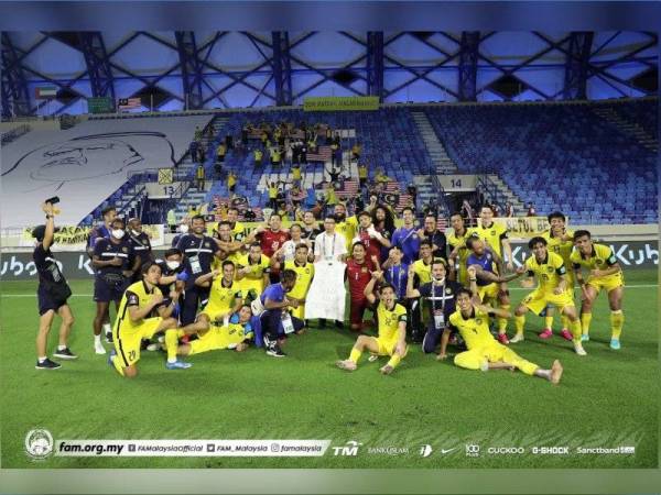 Skuad Harimau Malaya. Gambar kecil: Pekan - Foto Football Association of Malaysia