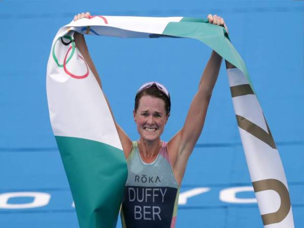 Flora Duffy menghadiahkan emas pertama kepada Bermuda pada sejarah penyertaan negara itu di Sukan Olimpik dalam acara Triatlon wanita pada Selasa. - Foto Reuters