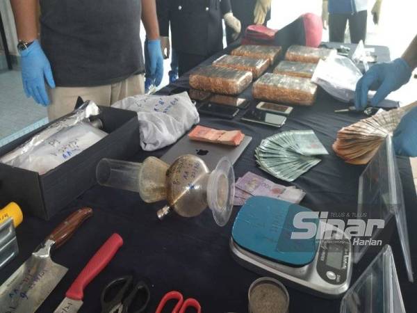 Peralatan memproses dan menghisap ganja yang dirampas.