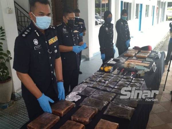 Fakhrudin menunjukkan barang-barang yang dirampas