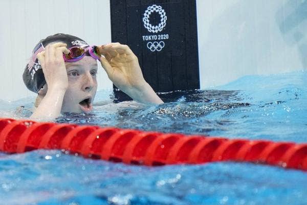 Reaksi Jacoby selepas menang emas acara 100 meter (m) kuak dada di Olimpik Tokyo pada Selasa.