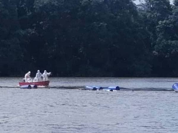 Mayat lelaki memakai gelang putih ditemukan terapung di Sungai Terengganu pada Isnin. Foto: Ihsan Bomba