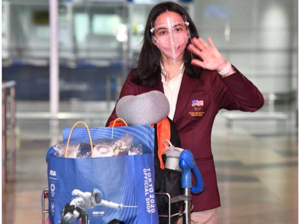 Ratu gimnastik negara Farah Ann Abdul Hadi melambai kepada media selepas selamat tiba di Lapangan Terbang Antarabangsa Kuala Lumpur (KLIA) selepas beraksi di Sukan Olimpik Tokyo 2020. Foto Bernama