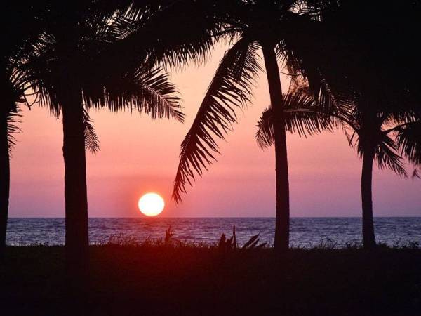 Pemandangan senja di kawasan perkelahan dan tumpuan pelancong di sepanjang pantai Panchur Hitam ketika tinjauan foto Bernama hari ini.