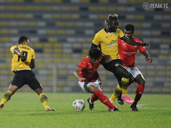 Aksi pemain Perak FC menentang Kuala Lumpur City FC di Stadium Perak, di sini pada Selasa. FOTO PERAK FC